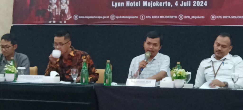 Ulil Abshor, anggota KPU Kota Mojokerto saat media gathering 'Harmonisasi KPU Kota Mojokerto versama Media, Parpol dan Pegiat demokrasi dalam Diseminasi Informasi Tagapan Pilkada Serentak Tahun 2024' di Hotel Lyn.