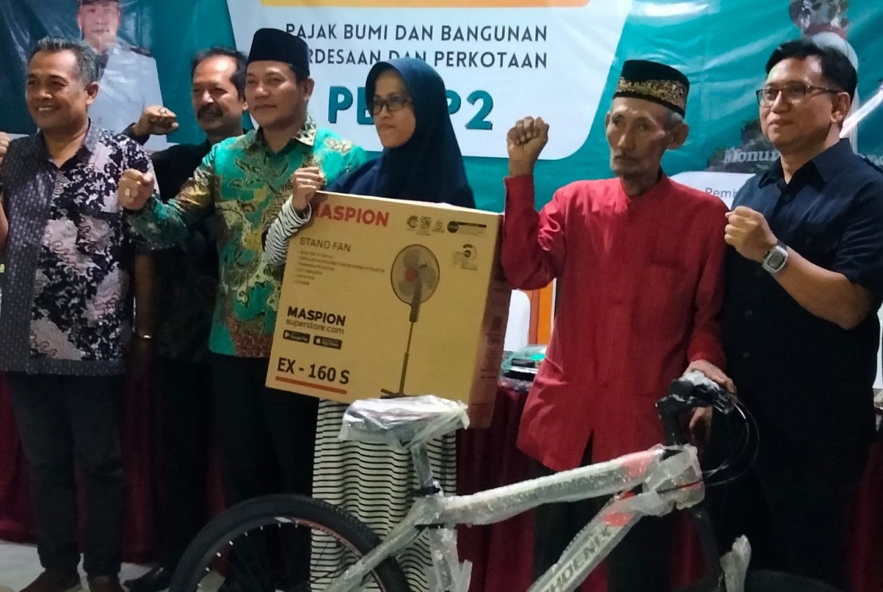 Plt Bupati Sidoarjo Subandi S.H. M.Kn bersama instansi terkait saat menghadiri program Sosialisasi Pajak Bumi dan Bangunan Perdesaan dan Perkotaan (PBB-P2), Rabu (03/07/2024). SP/ HIKMAH