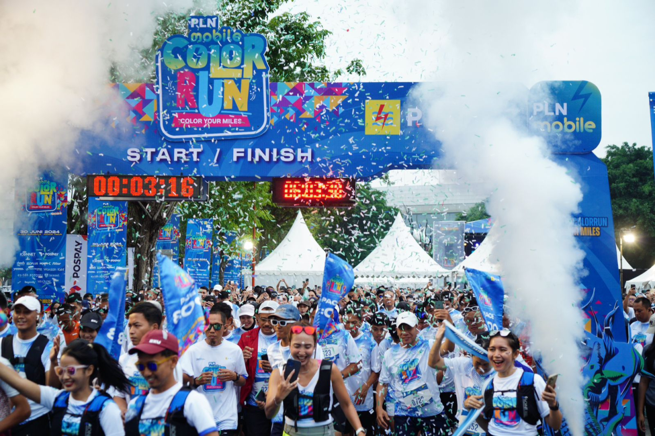 Para peserta PLN Mobile Color Run 2024 dari berbagai kalangan berlari dengan penuh semangat setelah flag off dikibarkan oleh Pj Gubernur Jawa Timur Adhy Karyono. Foto/Humas PLN
