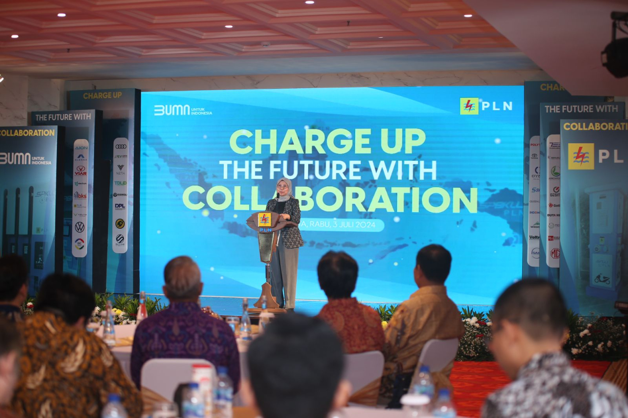 Direktur Retail dan Niaga PLN Edi Srimulyanti saat menyampaikan sambutannya pada acara penandatanganan MoU dan PKS dengan 28 mitra badan usaha terkait pengembangan dan penyediaan charging di PLN UID Jaya pada Rabu, (3/7/2024). Foto/Humas PLN