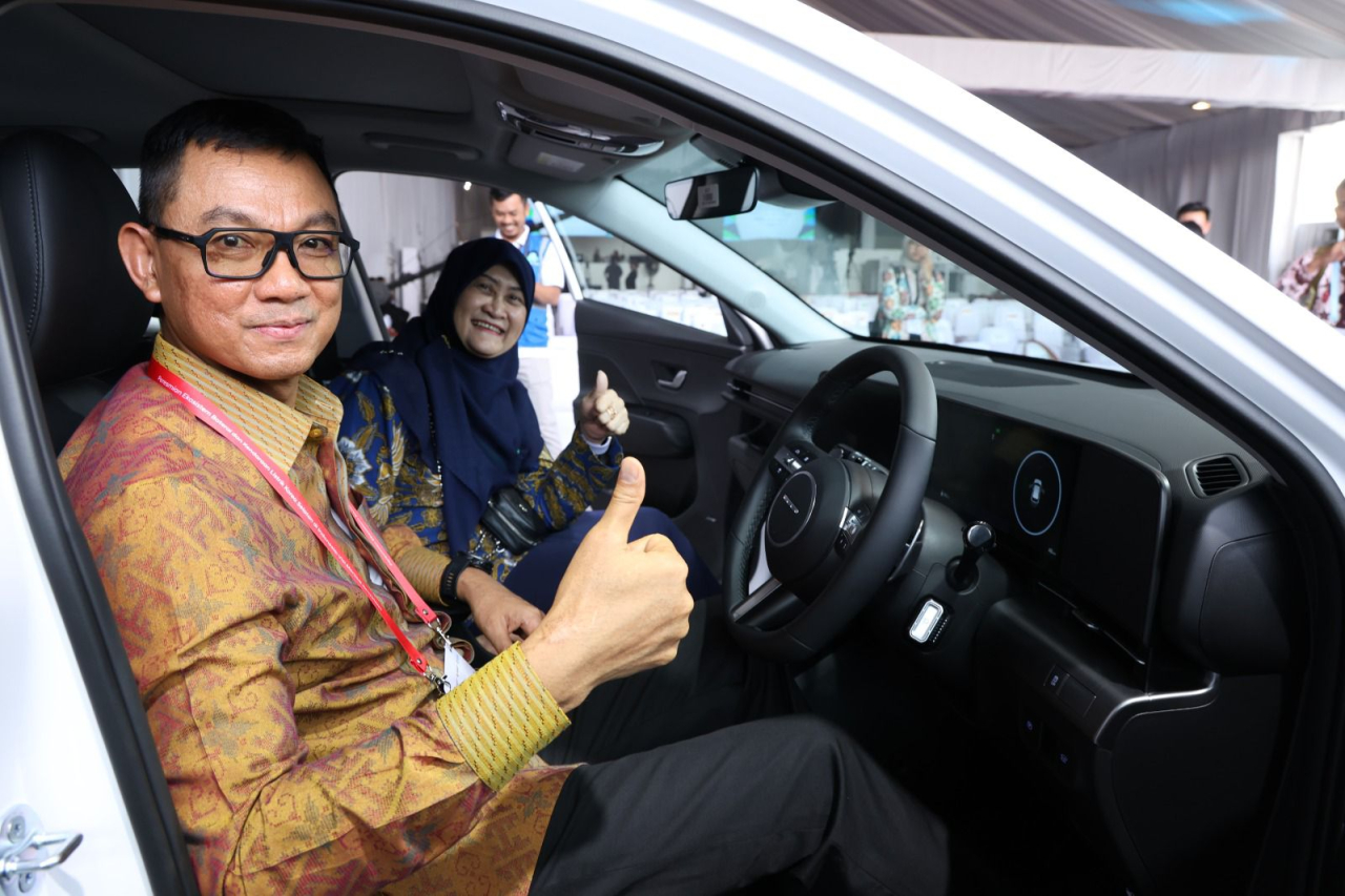 Dirut PLN, Darmawan Prasodjo (kiri) didampingi General Manager PLN UID Jawa Barat, Susiana Mutia udai peresmian pabrik baterai HLI Green Power di Karawang, Jawa Barat. Foto/Humas PLN