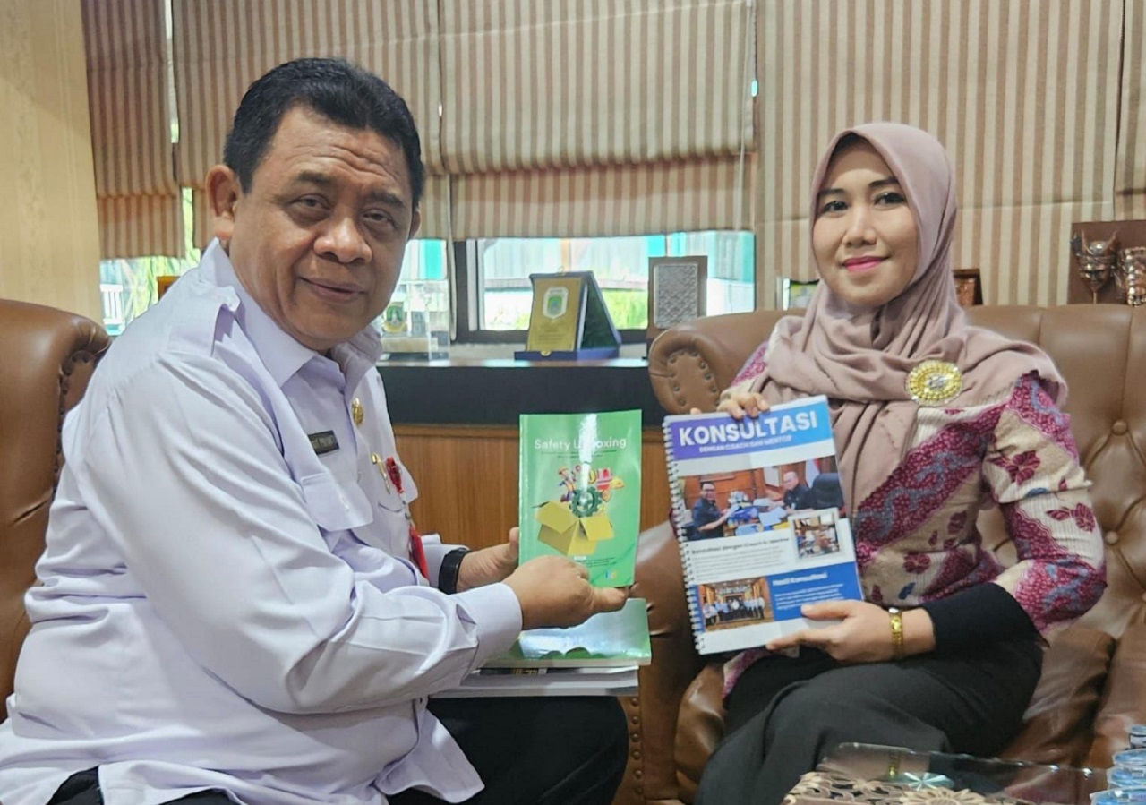 Kadisnaker Jatim Sigit Priyanto dan Senator DPD RI terpilih Lia Istifhama. SP/ RIKO