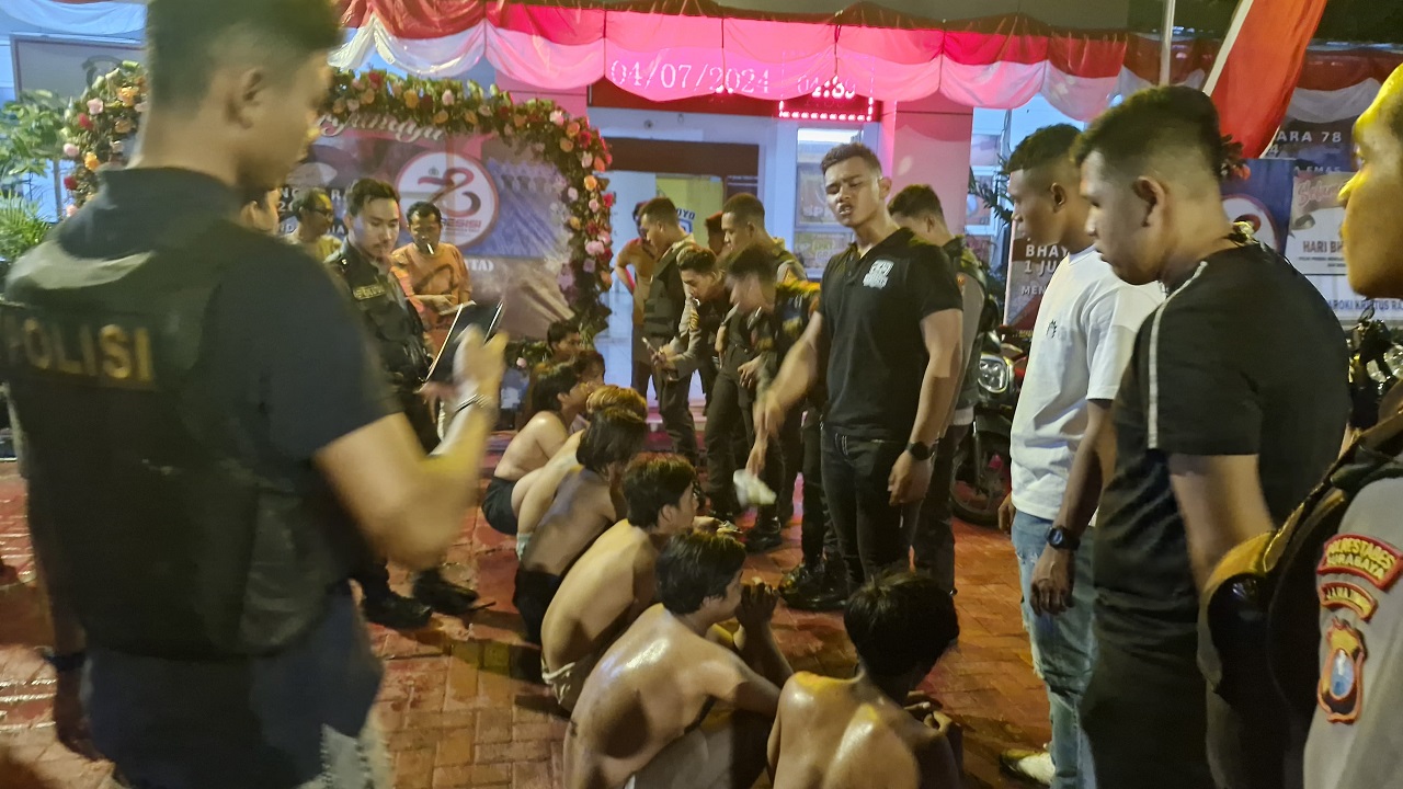 Polisi mengamankan sembilan remaja yang diduga dua kelompok anggota gengster. SP/ Al qomaruddin