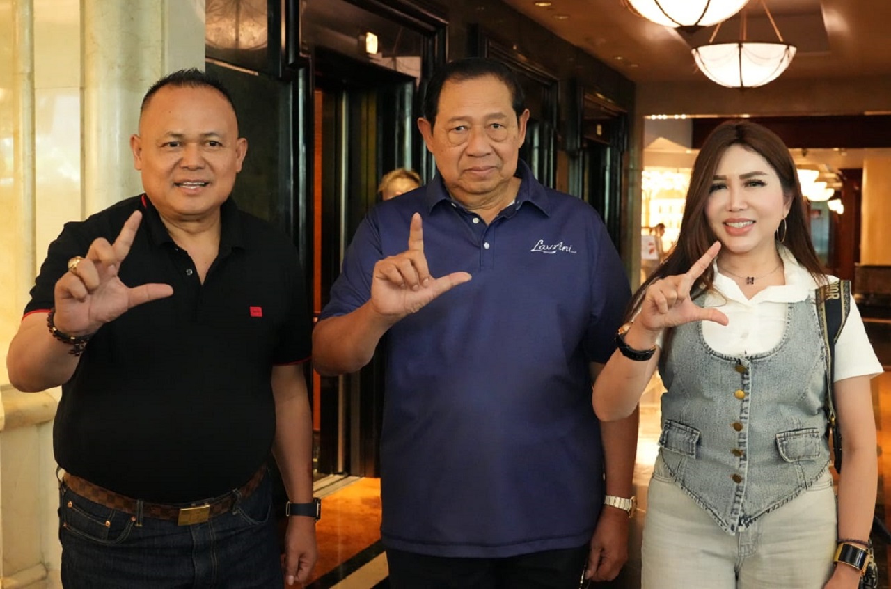 Presiden ke-6 Susilo Bambang Yudhonono (SBY) ikut merayakan tim putra Jakarta Lavani Allo Bank Electric yang mencetak Hattrick 3 kali kemenangan pada Final Four PLN Mobile Proliga 2024. SP/ RIKO