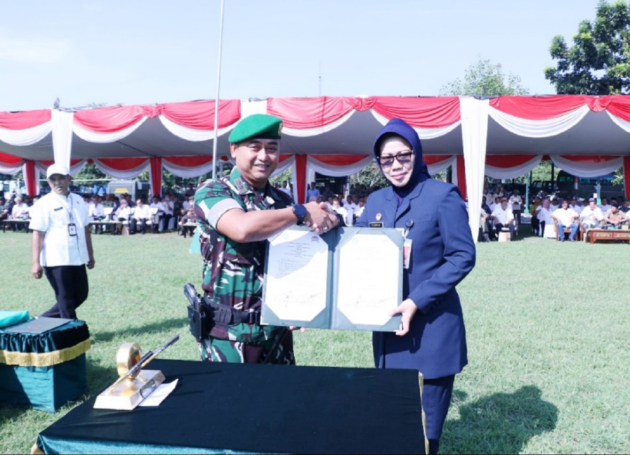 Komandan Kodim 0816/Sidoarjo, Letkol Inf Guntung Dwi Prasetyo bersama Sekda Kabupaten Sidoarjo Fenny A, di lapangan Makodim 0816 Sidoarjo, Rabu (10/7/2024) pagi. SP/Hik