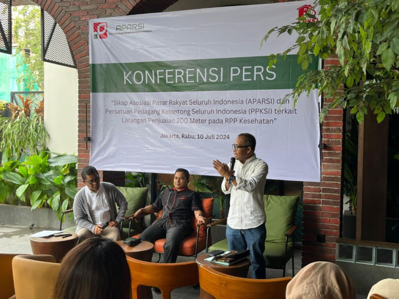 konferensi pers Sikap APARSI dan PPKSI terkait larangan penjualan 200 meter pada RPP Kesehatan, Jakarta, Rabu (10/07/2024).