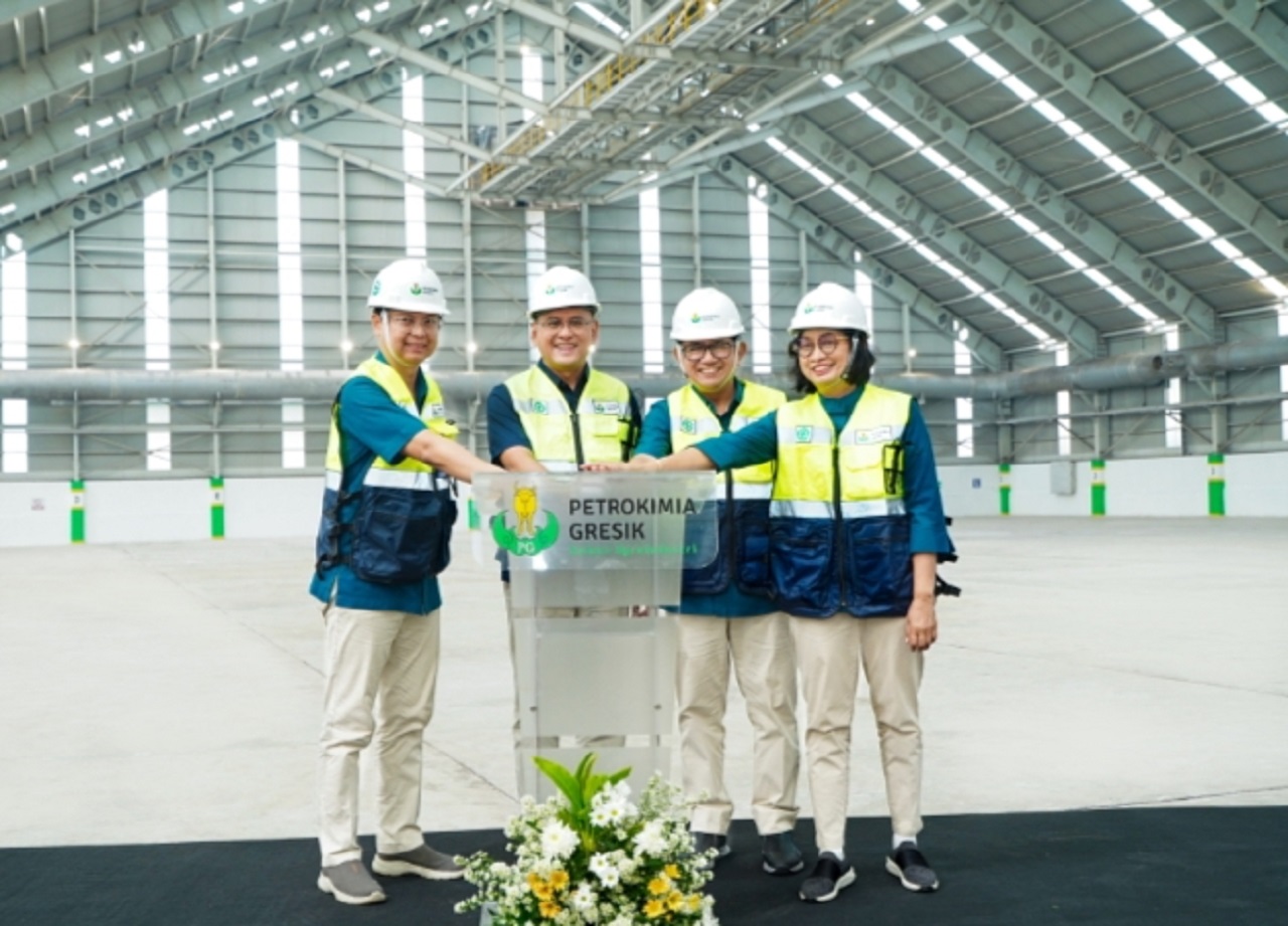 Dirut Pupuk Indonesia Rahmad Pribadi bersama Dirut Petrokimia Gresik (PG) Dwi Satriyo Annurogo dan jajaran direksi PG saat meresmikan Gudang Urea Curah di Petrokimia Gresik. SP/PG