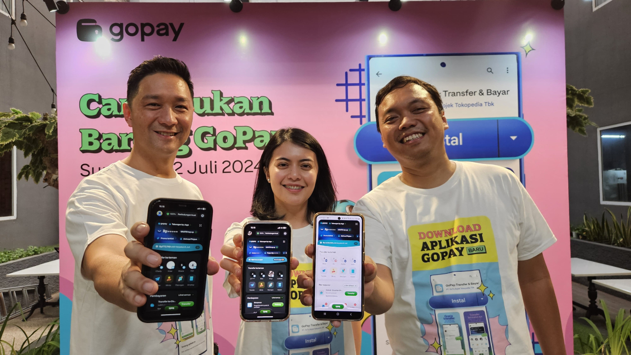 Area Manager Gojek Surabaya Joshua Jimmy, Corporate Affairs Senior Lead GoTo Financial Griya Ratri Putri, dan Senior Brand Marketing Manager GoPay Iwan Ari Wibowo, dalam acara "Cangkrukan Bareng GoPay" di Surabaya.
