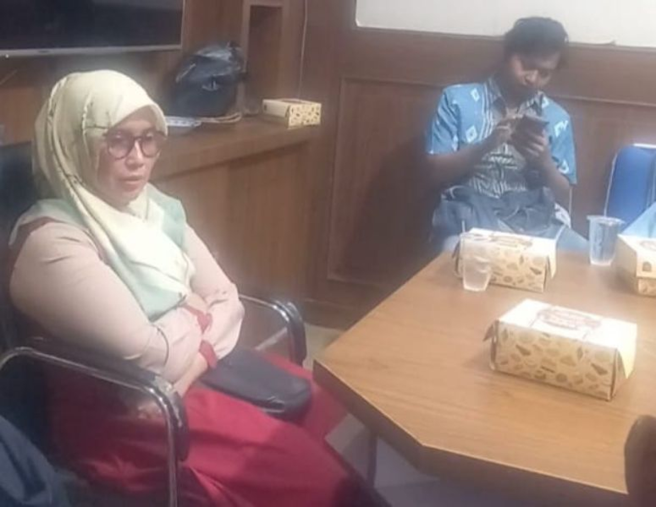 Nur selaku Ketua Komite Sekolah SDN Taddan II saat mengikuti audiensi diaula mini gedung Dinas Pendidikan Kabupaten Sampang