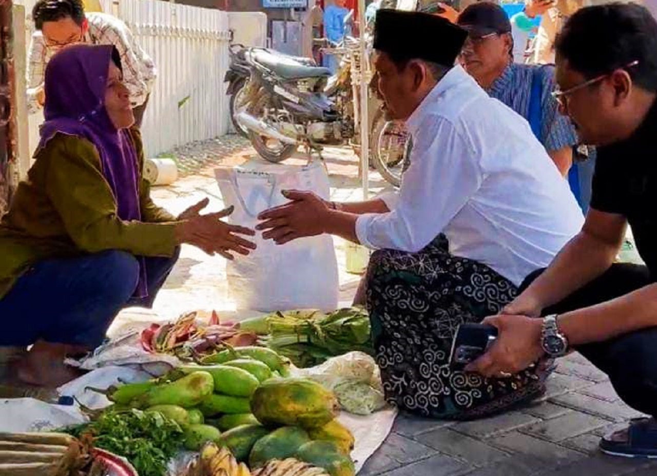 Kaji Ghofur menyapa pedagang Pasar Babat dan berbelanja untuk mendukung Pasar tradisional tetap jadi pilihan masyarakat untuk berbelanja. SP/MUHAJIRIN