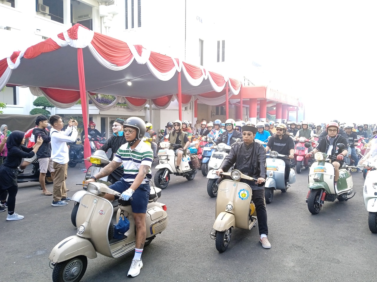 Kemeriahan komunitas Vespa dari berbagai penjuru kota mulai memenuhi jalanan Surabaya. SP/ Zisti