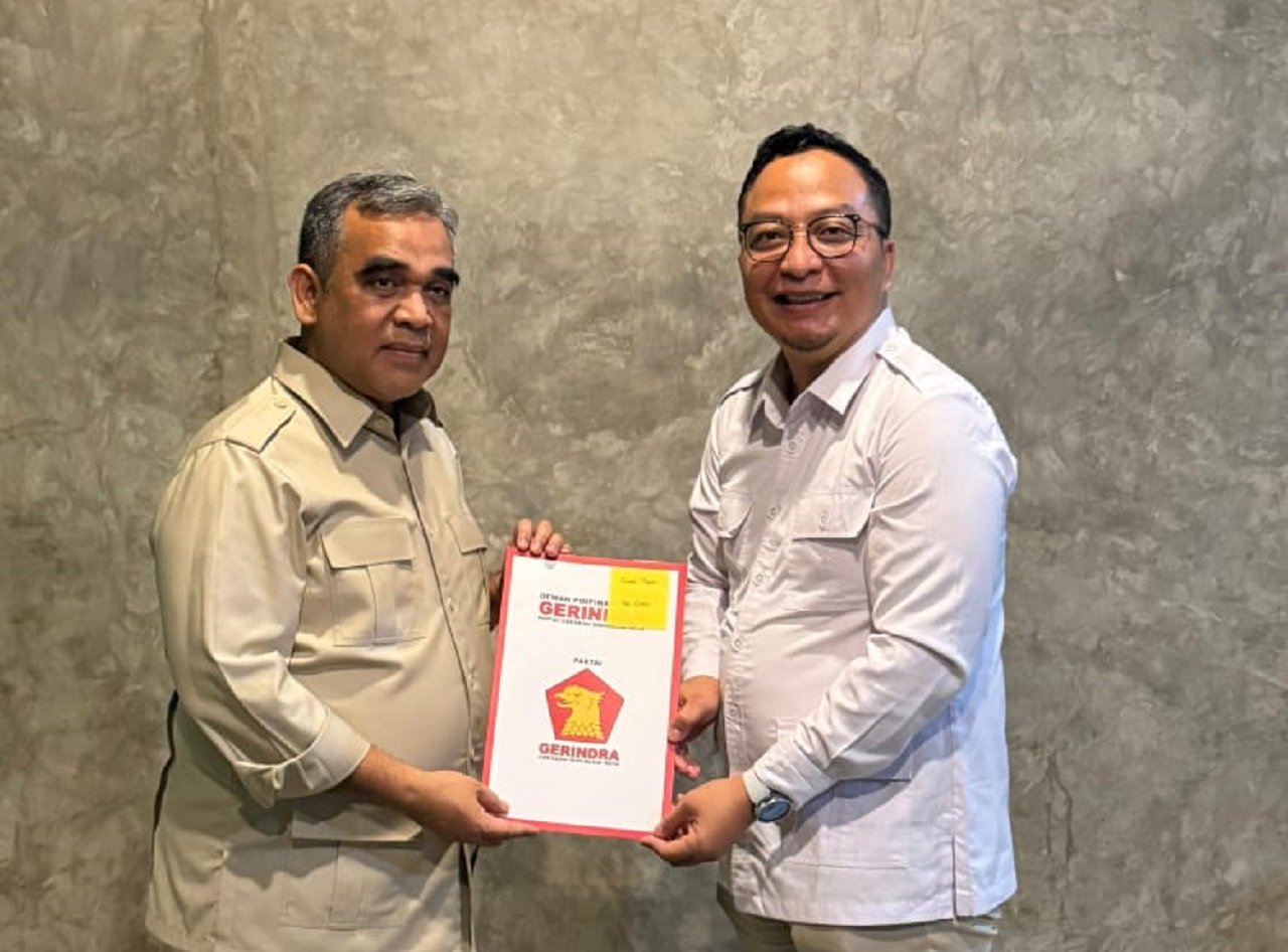 Ketua DPC Partai Gerindra Gresik dr Asluchul Alif menerima tugas sebagai Bacabup Gresik dari Sekjen DPP Partai Gerindra Achmad Muzani. SP/Grs