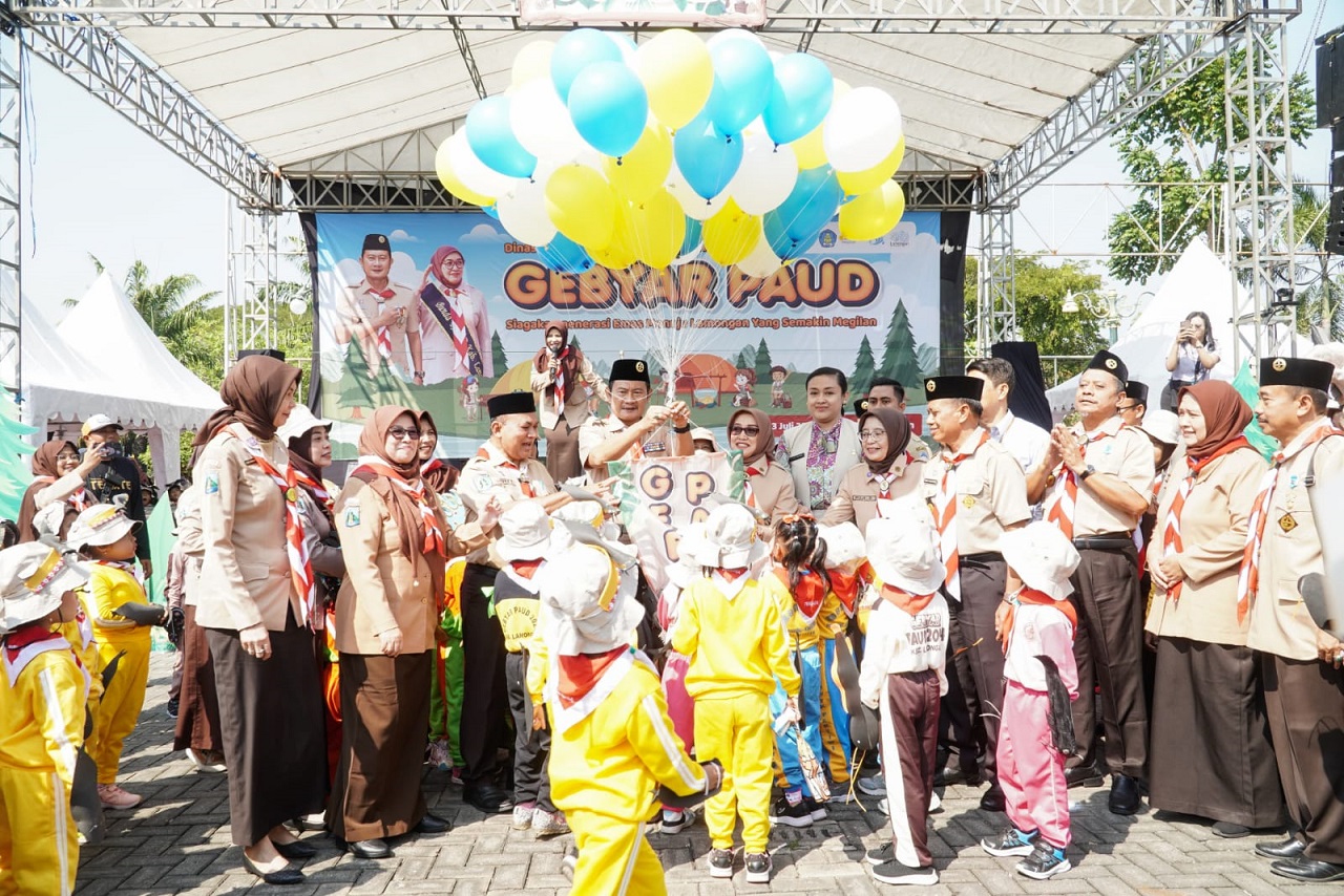Bupati saat membuka gebyar PAUD di Alun-alun Lamongan. SP/IST