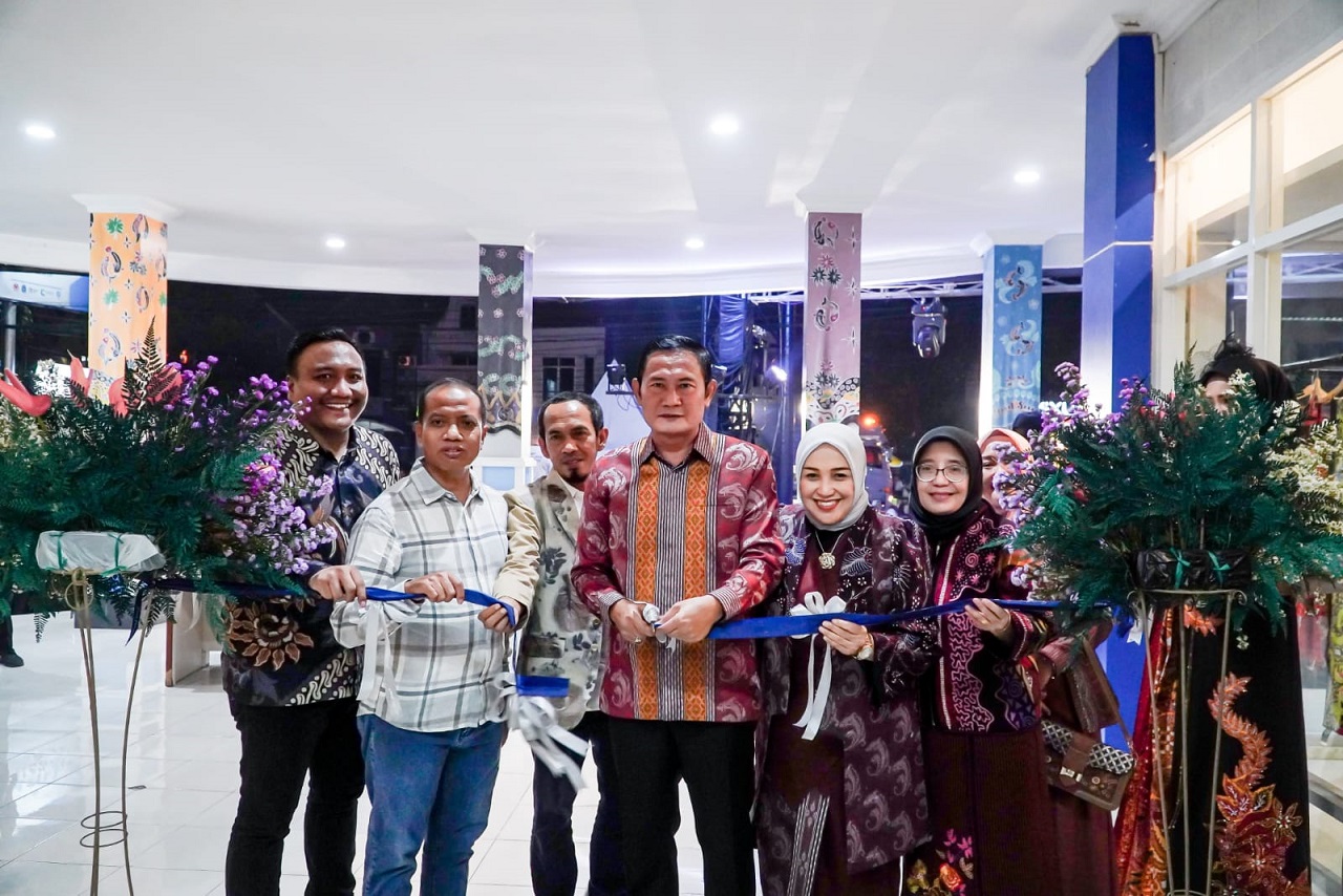 Grand opening Mall Oleh-Oleh Lamongan (MOOLA), Rabu (24/07/2024) di Kantor Dinas Perindustrian dan Perdagangan Kabupaten Lamongan. SP/IST