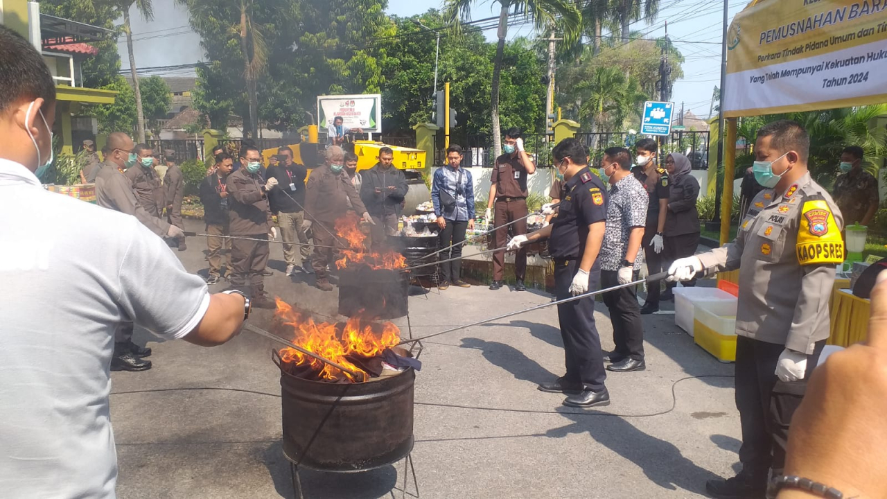 Kejari Blitar Musnahkan ribuan barang bukti kejahatan. SP/Lestariono