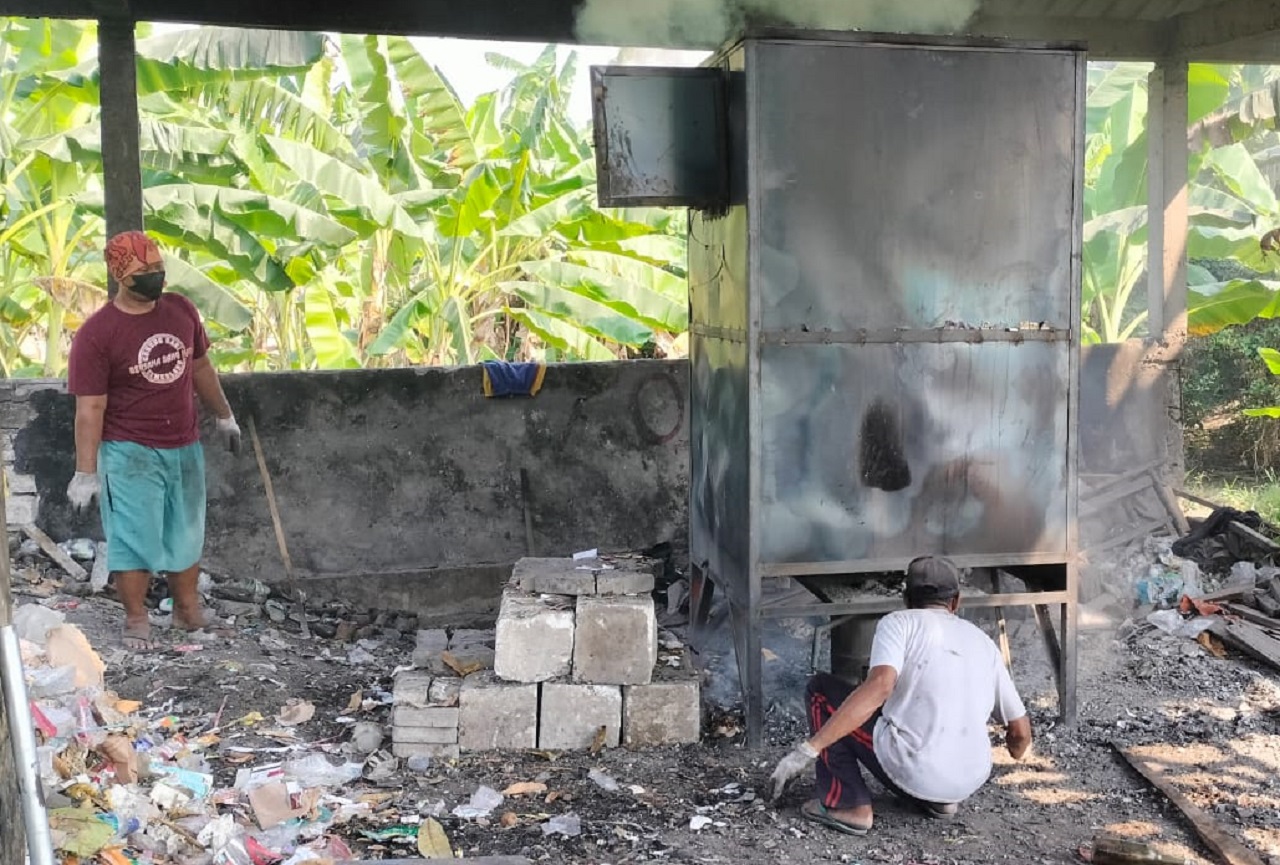Tungku pembakar sampah yang dibuat Pemdes Dukun Anyar, Kecamatan Dukun, Gresik untuk mengatasi problem sampah warganya. SP/Grs