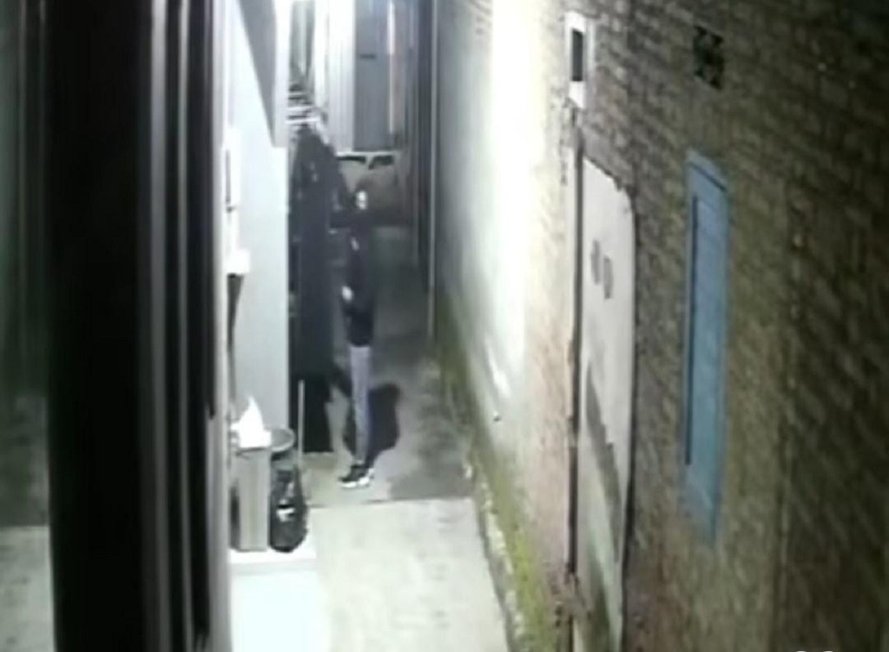 Tangkapan layar detik-detik pelaku pencurian celana dalam wanita terekam CCTV. SP/ SAREP