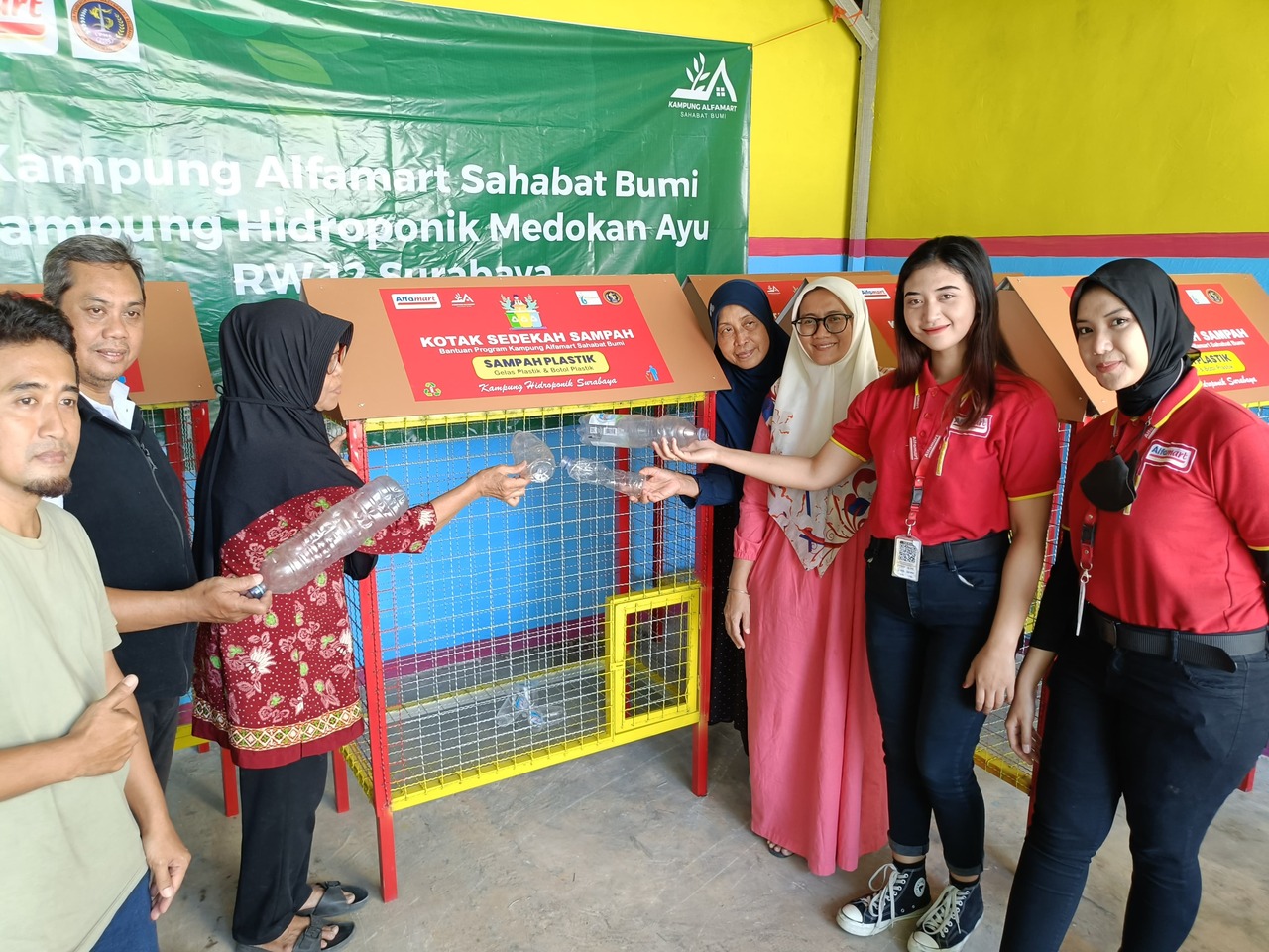 Alfamart mengajak warga Medokan Ayu mengembangkan kembali kampung hidroponik. SP/ HIKMAH