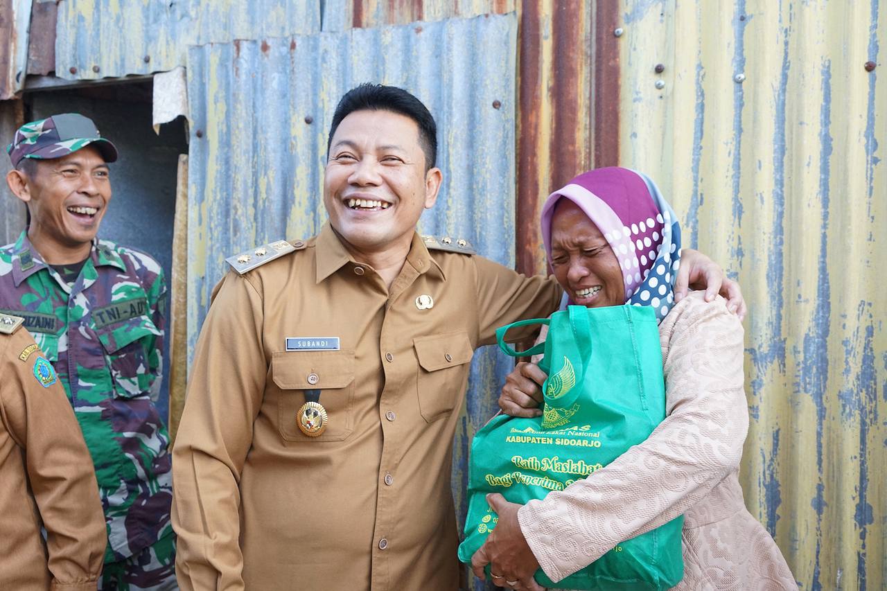 Plt Bupati Sidoarjo Subandi saat ikut memantau renovasi rumah tidak layak huni (RTLH) milik Indayanti (55). SP/ HIKMAH