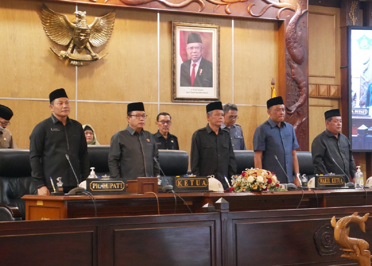 Plt Bupati Sidoarjo, H. Subandi saat menghadiri Sidang Paripurna DPRD Kabupaten Sidoarjo di Ruang Rapat Sidang Paripurna. SP/ HIKMAH