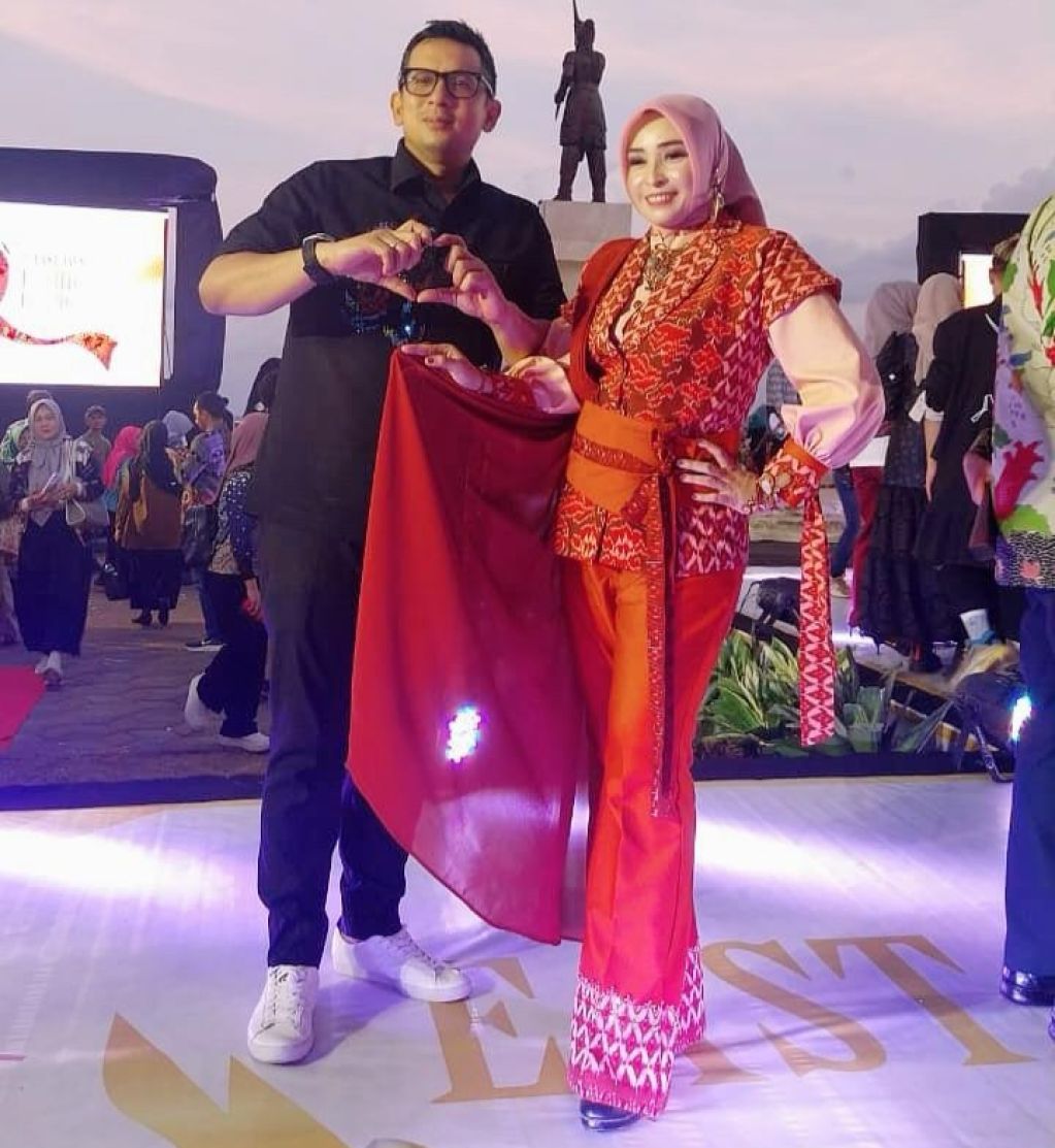 Pj Wali Kota Mojokerto Moh Ali Kuncoro dan istri Nia Wayanti saat memamerkan batik khas Kota Mojokerto di ITFW 2024