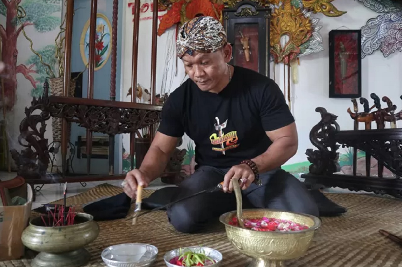 Jasa mencuci benda pusaka di Kabupaten, Jombang Jawa Timur saat bulan suro. SP/ JBG