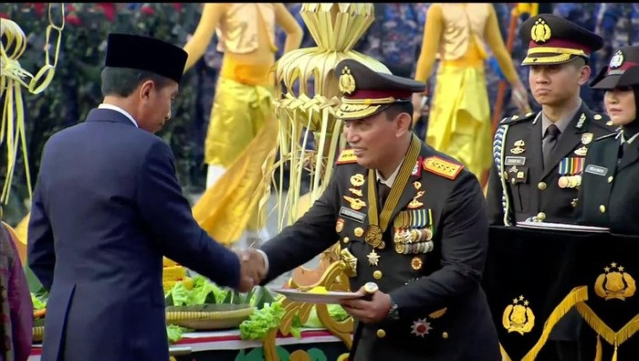 Pada peringatan HUT Bhayangkara ke-78 Polri, Kapolri Jenderal Listyo Sigit mendapat tumpeng dari Presiden Joko Widodo, yang digelar Senin (1/7/2024) sore kemarin di Lapangan Monas, Jakarta.
