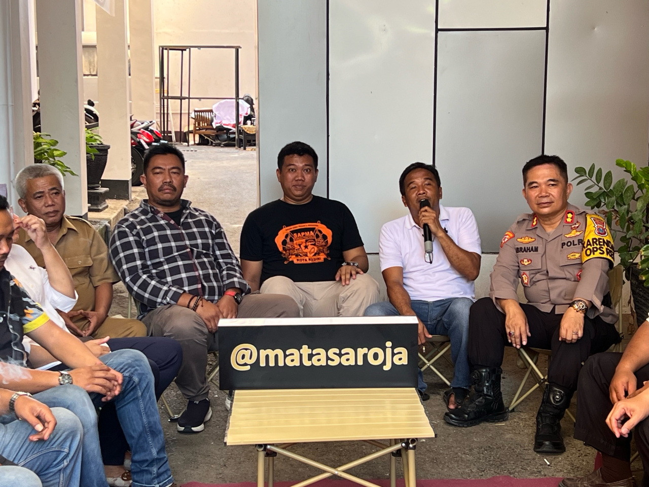 Koordinator aktivis Aliansi Kediri Bersatu, Supriyo saat menyampaikan aspirasinya di depan gedung DPRD Kota Kediri