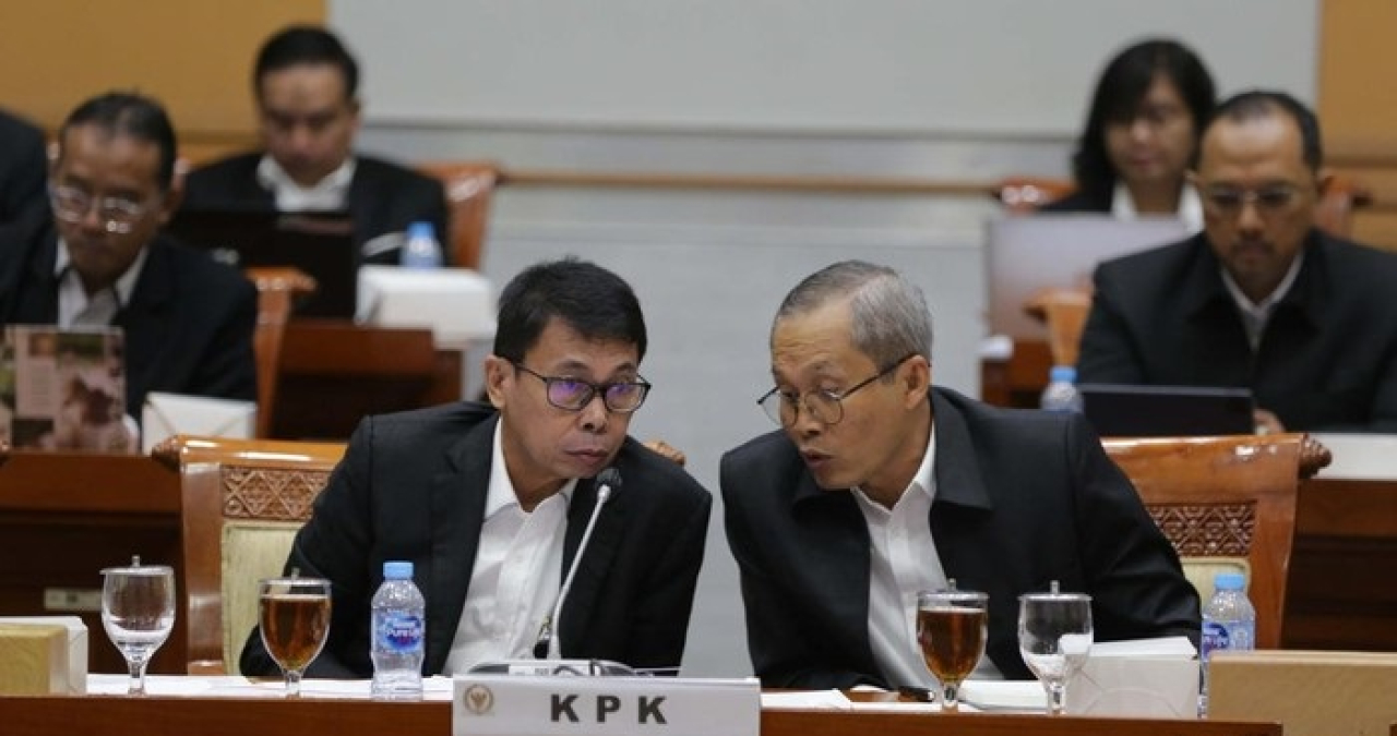 Wakil Ketua KPK Alexander Marwata (kanan) bersama Ketua KPK sementara Nawawi Pomolango (kiri) menyampaikan paparan dalam rapat kerja bersama Komisi III DPR di kompleks Parlemen, Jakarta, Senin (1/7/2024).  