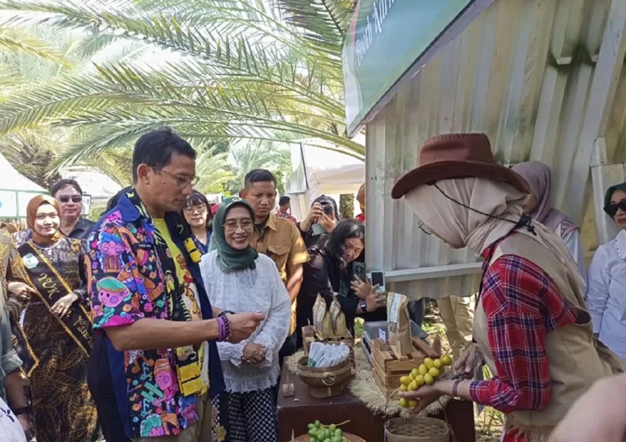 Menteri Pariwisata dan Ekonomi Kreatif (Menparekraf) Sandiaga Uno mengunjungi Kurma Park di Sukorejo, Pasuruan, Jawa Timur. SP/ PSR