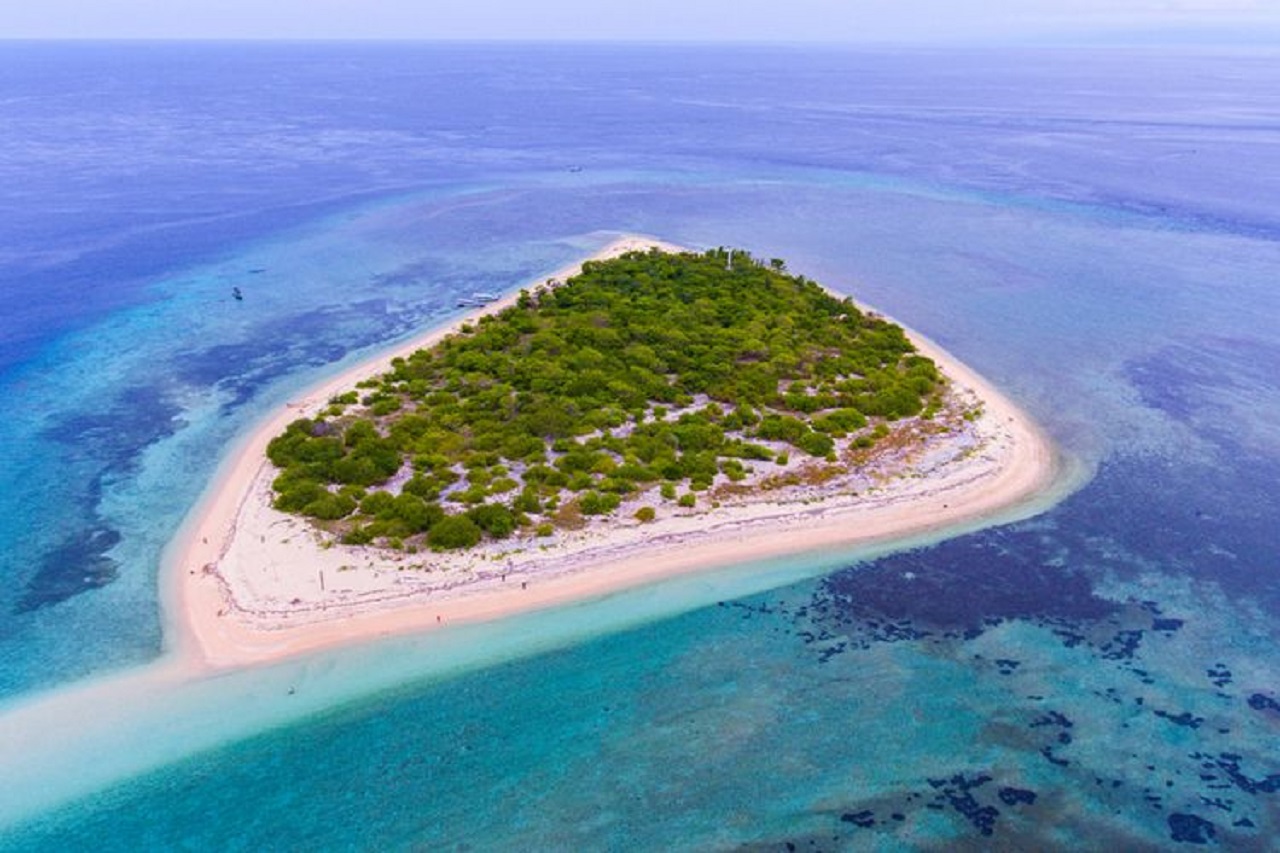 Pesona alam Pantai di Pulau Tabuhan Banyuwangi tampak atas. SP/ BYW