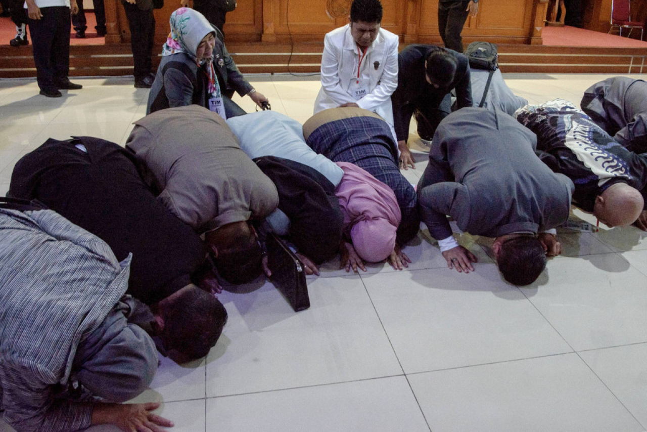 Keluarga dari Pegi Setiawan, langsung sujud syukur usai permohonan praperadilan yang diajukan oleh tim kuasa hukumnya, dikabulkan oleh hakim tunggal Eman Sulaeman di PN Bandung.