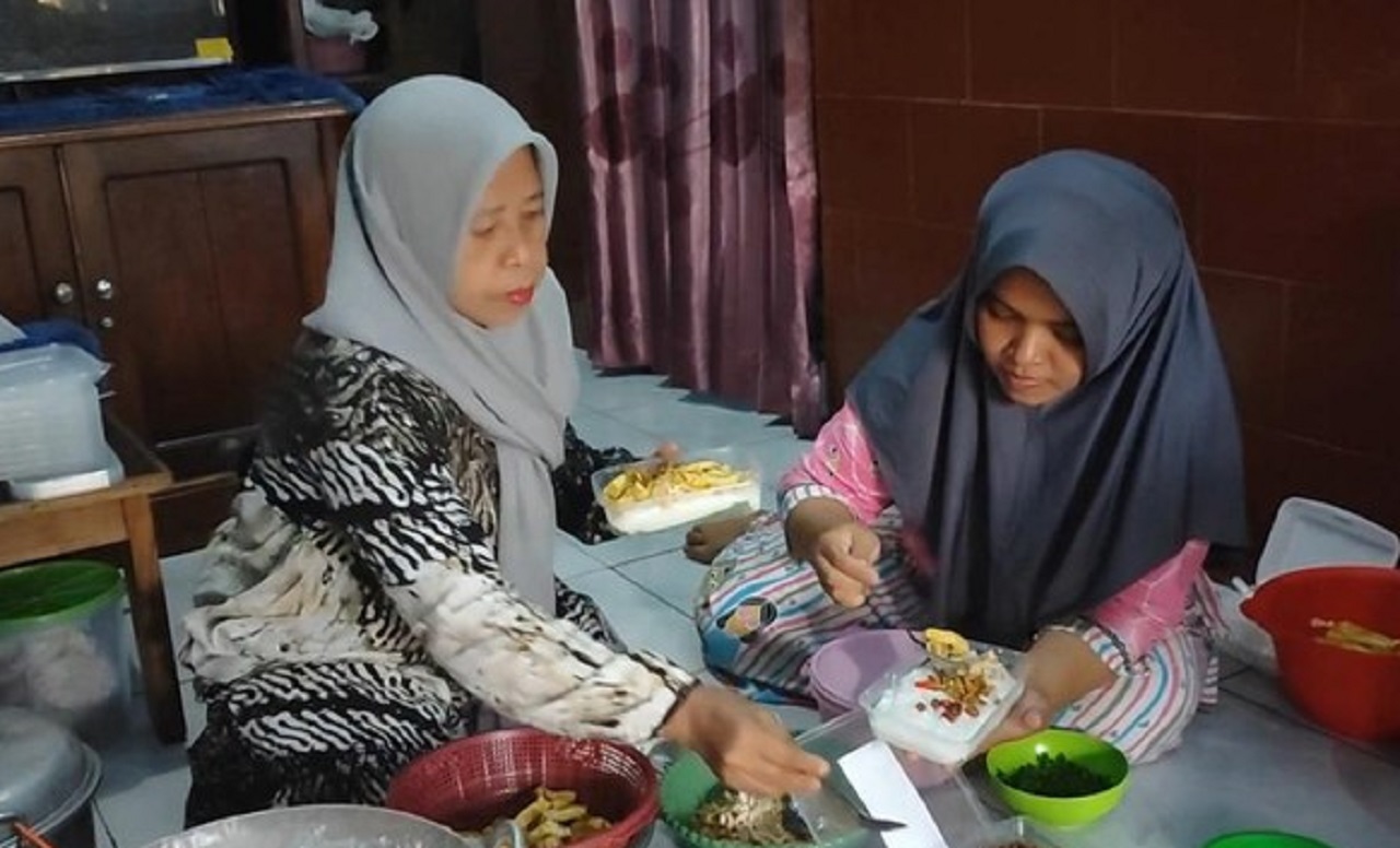 Rofiah (59) salah satu pembuat jenang suro sedang menyiapkan pesanan pelanggan di momen bulan Suro. SP/ PSR