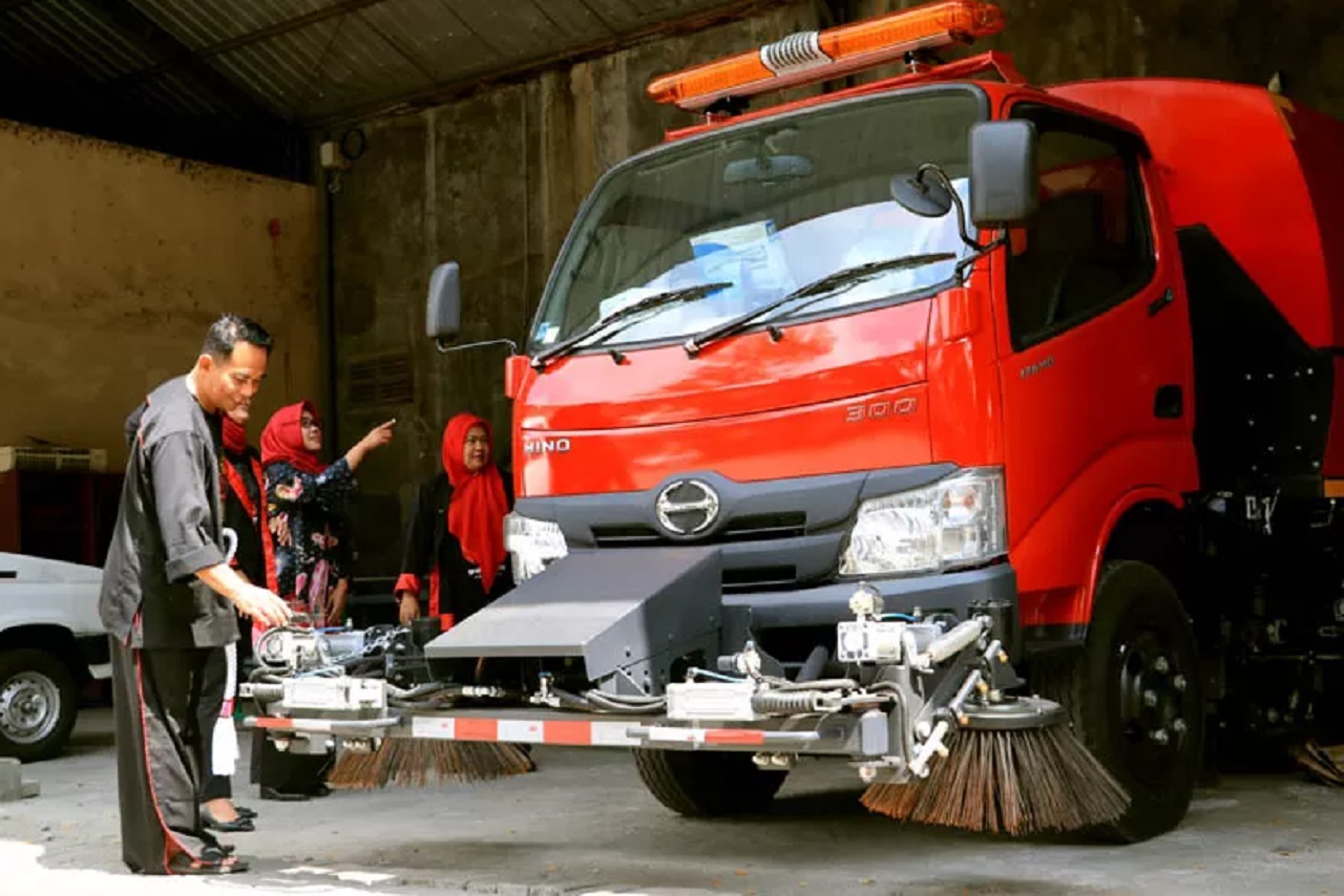 DLH Ponorogo mendatangkan truk penyapu jalanan menggantikan pekerjaan manual. SP/ PNG