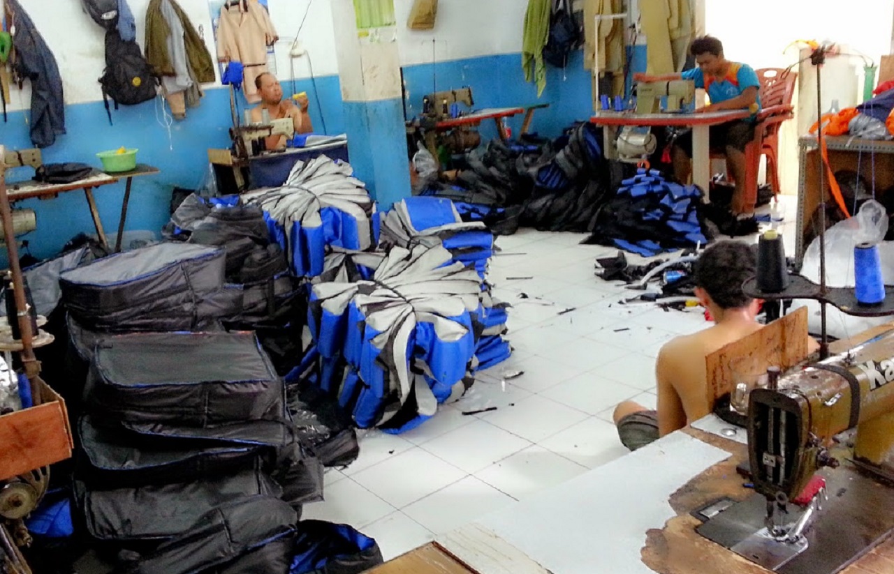 Ilustrasi. Salah satu pengrajin tas di Mojokerto, Jawa Timur jelang tahun ajaran baru. SP/ MJK