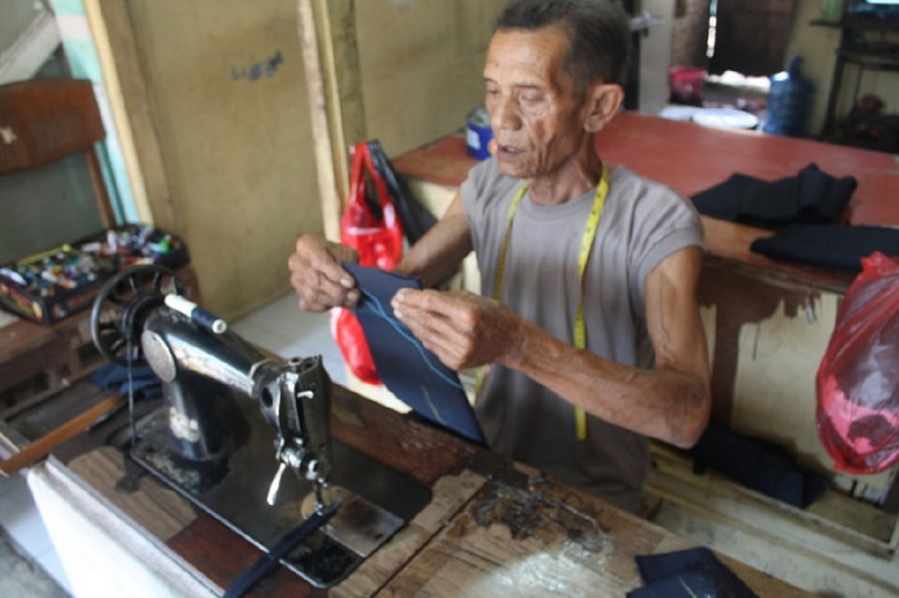 Ilustrasi. Penjahit tengah kebanjiran orderan seragam sekolah jelang tahun ajaran baru. SP/ MGT