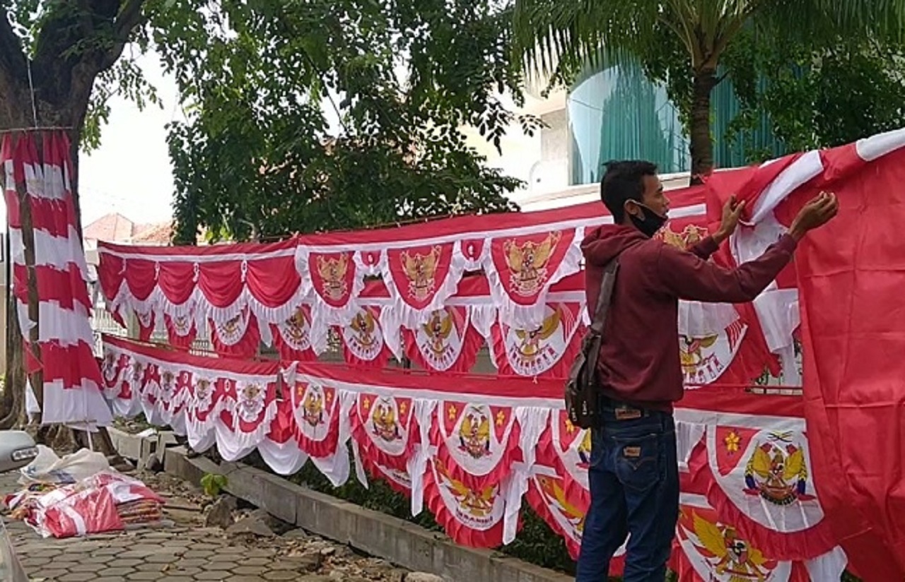 Ilustrasi. Penjual bendera agustusan disepanjang jalan. SP/ PMK