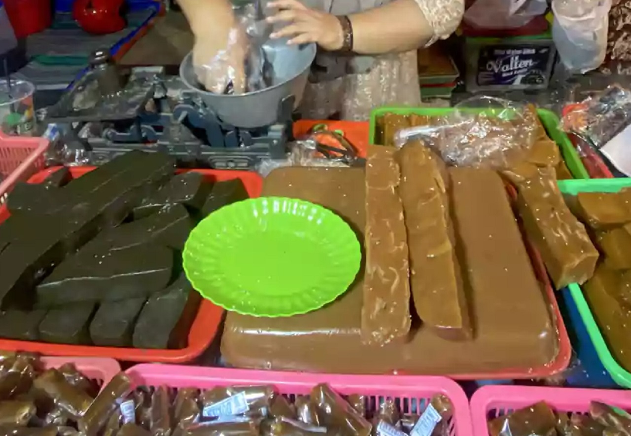 Pedagang jenang gunting mengalami peningkatan omzet hingga dua kali lipat saat momen Puncak Haul Sunan Bonang. SP/ TBN