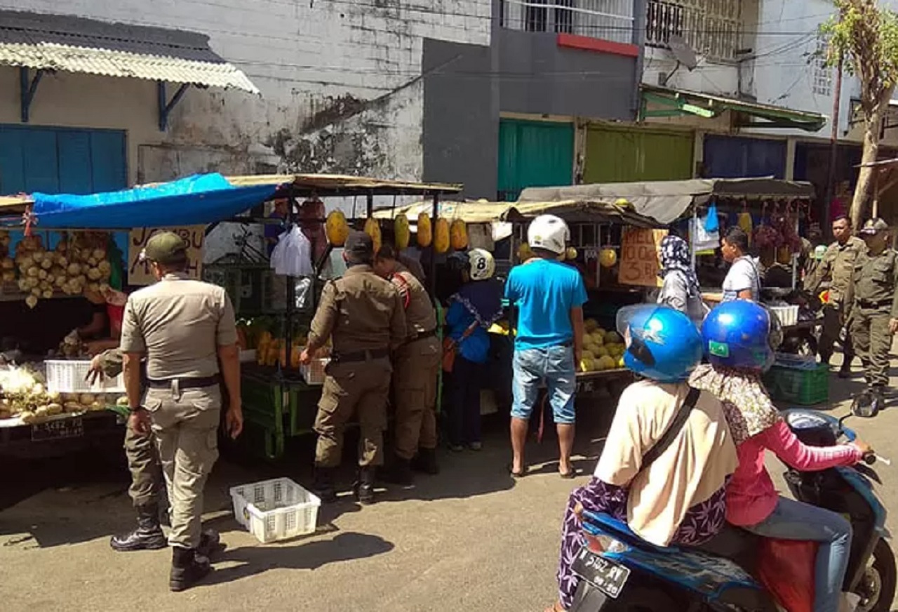 Petugas gabungan menertibkan PKL di Jalan Panglima Sudirman, Kota Probolinggo. SP/ PRB