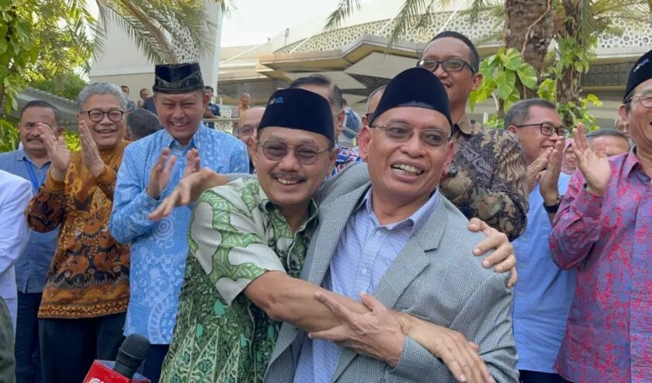 Rektor Unair, Prof M. Nasih merangkul Prof Budi Santoso setelah menganulir pemecatannya sebagai Dekan FK Unair, yang hanya berlangsung selama sepekan. Nasih mencabut pemecatannya di lakukan di halaman Masjid Kampus C Unair di puluhan wartawan. SP/Nur Aini