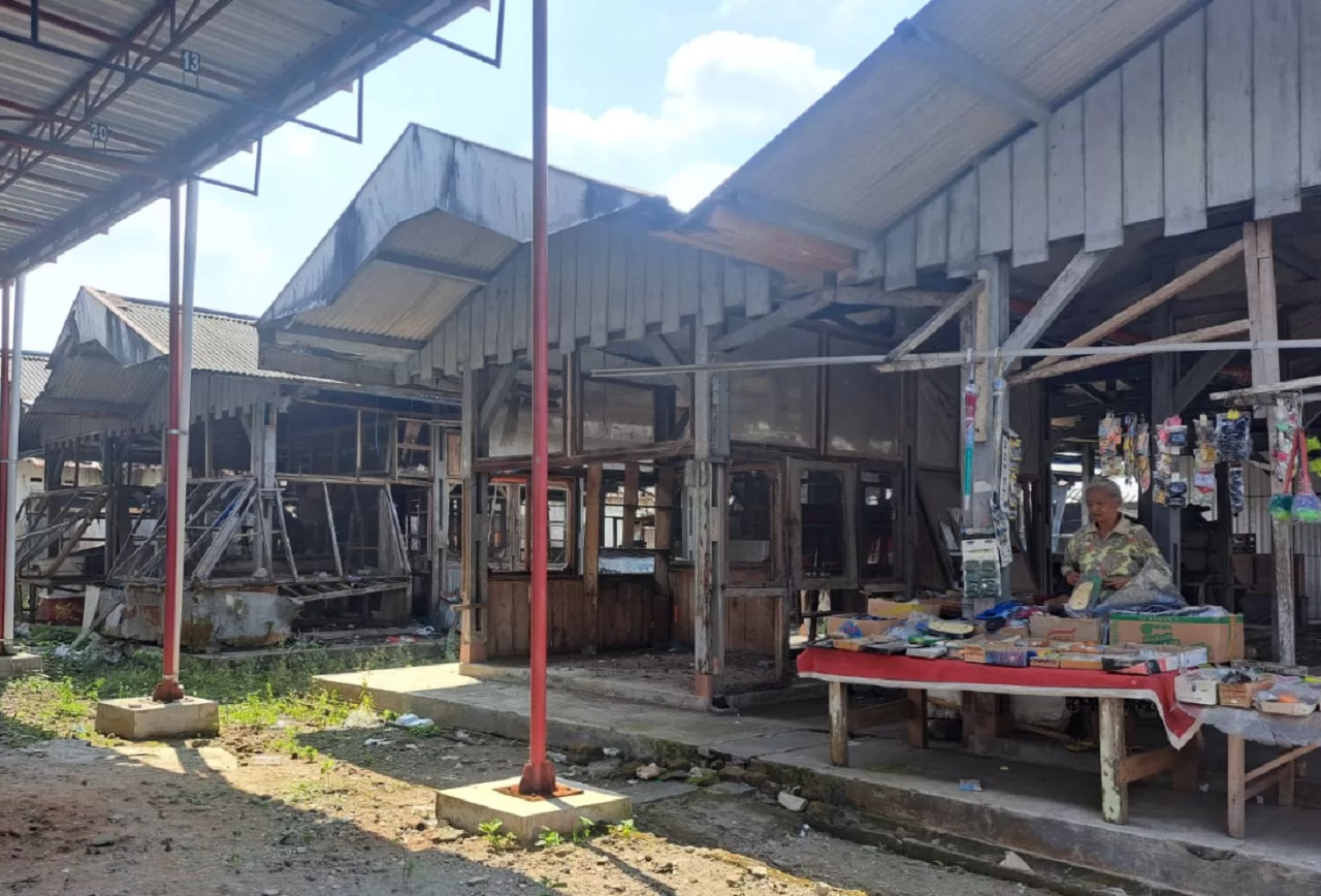 Pasar Nglegok Kecamatan Nglegok Kabupaten Blitar yang kondisinya sepi pedagang lantaran mulai rusak. SP/ BLT