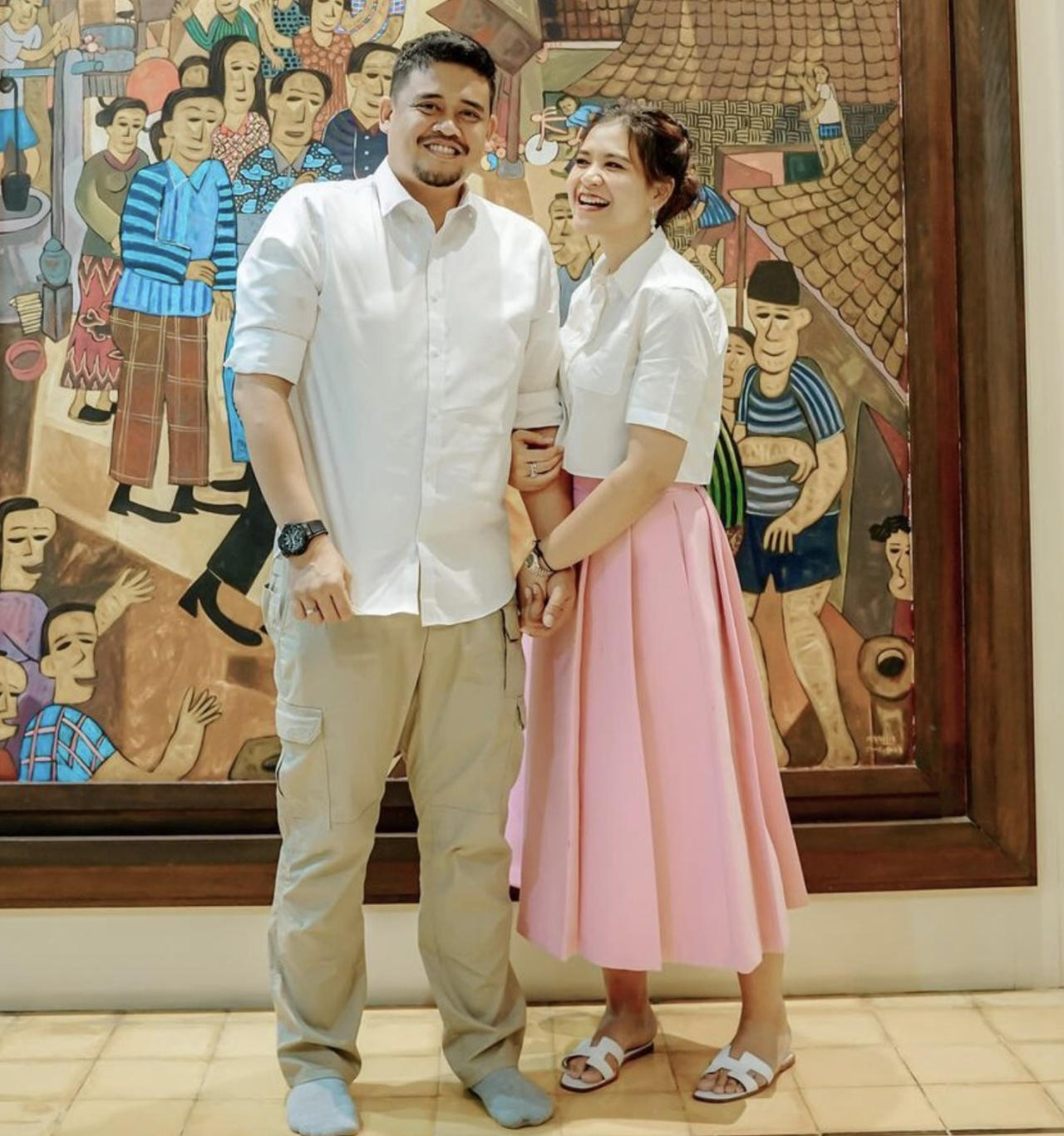 Penampakan Kahiyang Ayu yang berfoto dengan Bobby Nasution, mengenakan sandal Hermes, yang dikulik dari situs resmi Hermes, seharga Rp 12,3 Juta.