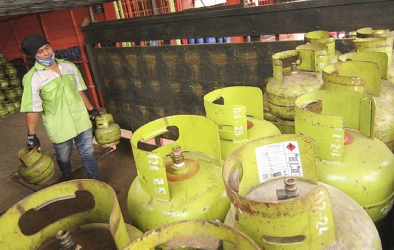 Ilustrasi. Salah satu warga yang sedang mencari dan membeli LPG 3 kg di Blitar, Jawa Timur. SP/ BLT