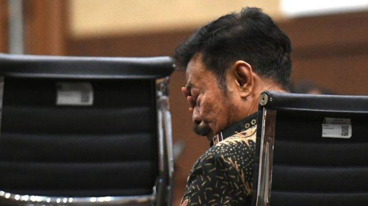 Syahrul Yasin Limpo menangis saat membacakan nota pembelaan dalam sidang kasus korupsi di Pengadilan Tipikor Jakarta.