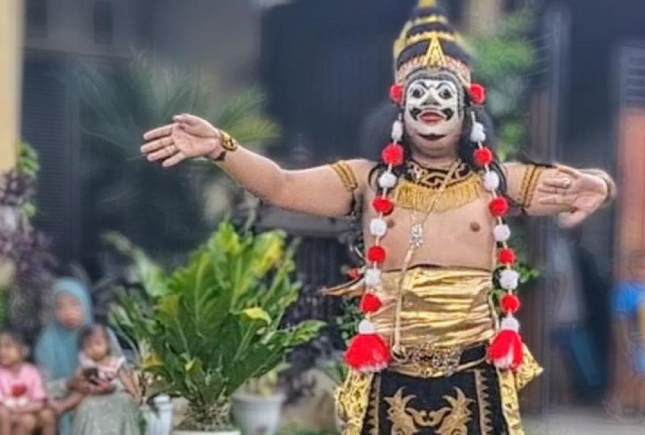 Tari Topeng Kona di Bondowoso, Jawa Timur. SP/ BND