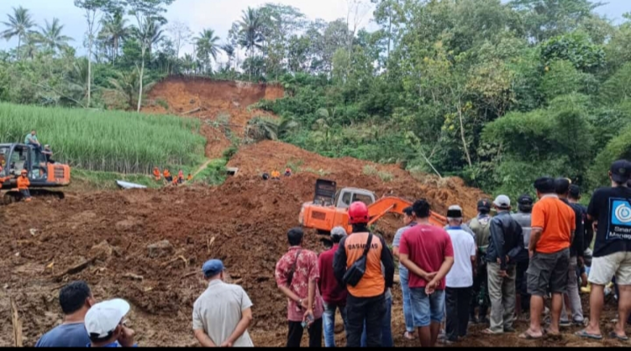 Hingga Senin pagi, 1 korban tertimbun longsor belum ditemukan. SP/Lestariono