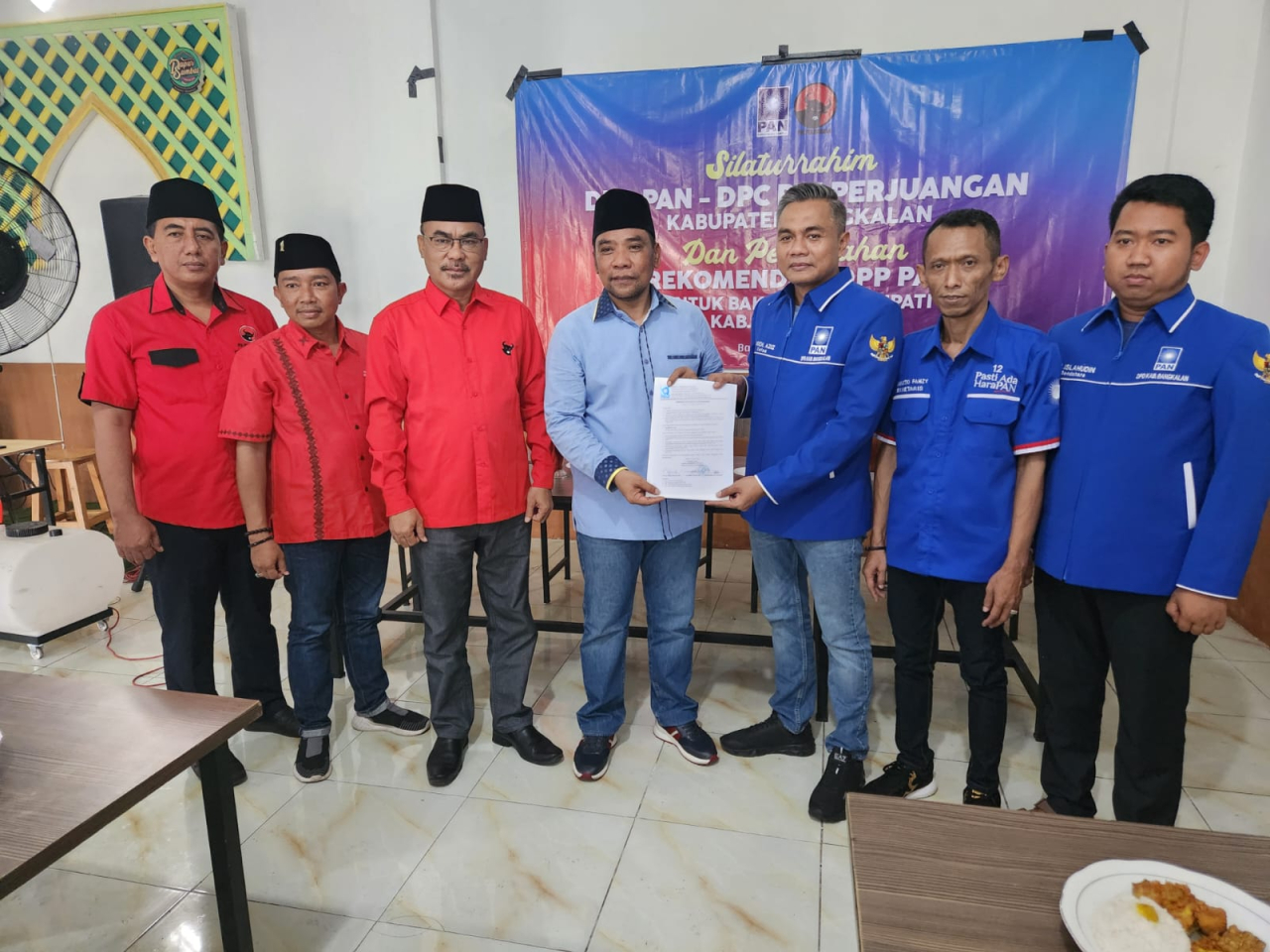 H. Mahfud S.Ag menerima Surat Tugas dari Dewan Pimpinan Cabang Partai Amanat Nasional (PAN) Kabupaten Bangkalan Senin (01/07/2024) bertempat di Rumah Makan Dapur Sambal.