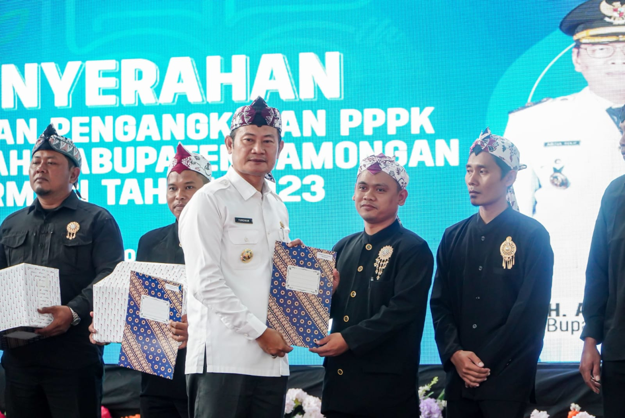 Bupati menyerahkan SK ke perwakilan PPPK di GOR Lamongan. SP/MUHAJIRIN