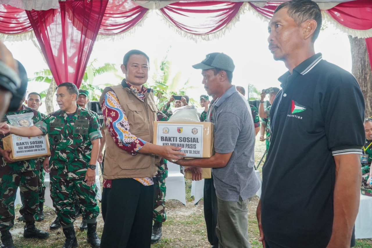 Bupati saat memberikan bantuan kepada petani. SP/MUHAJIRIN