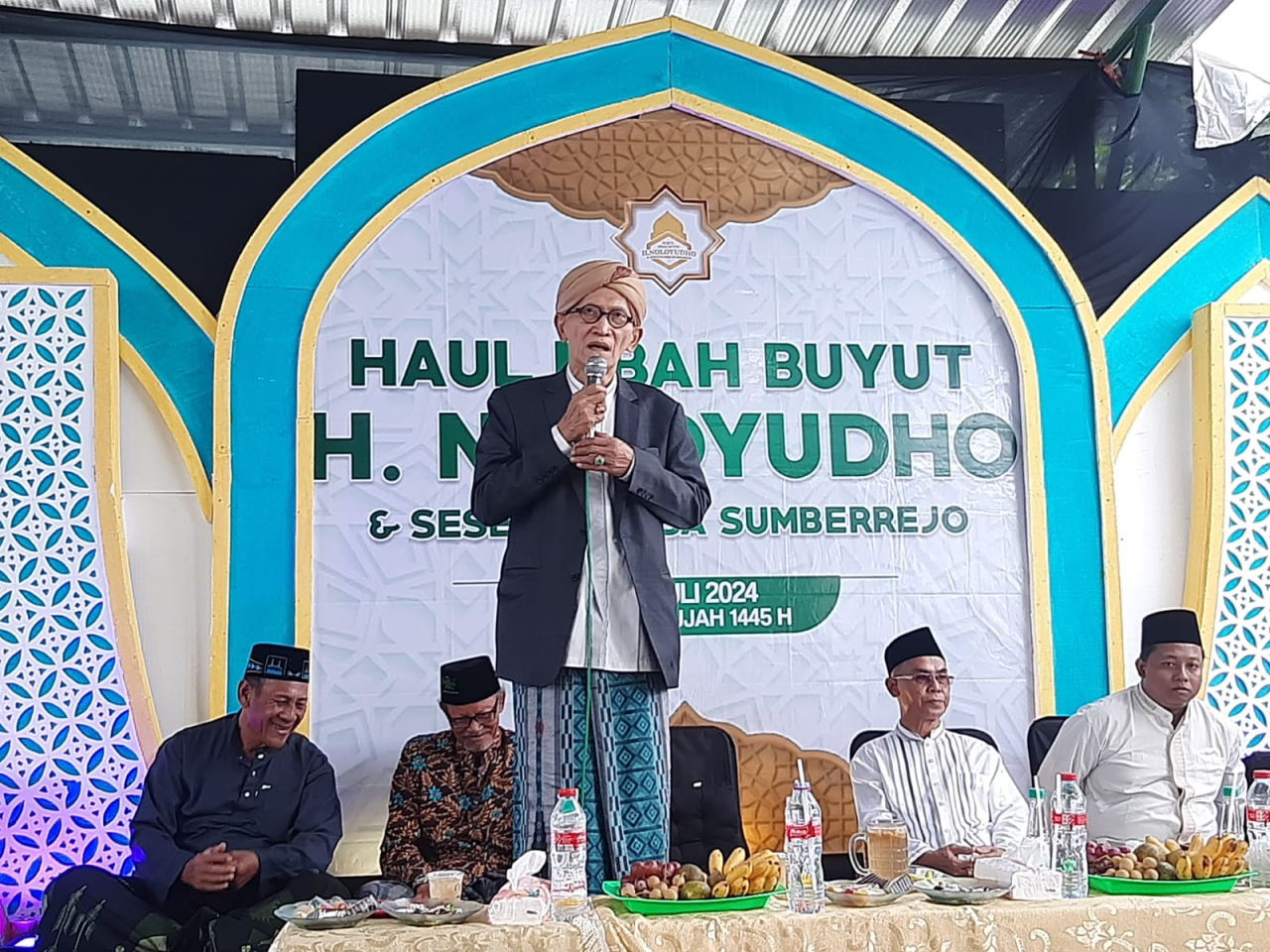 Rais Aam PBNU KH Miftachul Akhyar saat memberi tausiah di Haul Buyut H Noloyudho, Desa Sumberrejo Kecamatan Manyar, Gresik, Kamis (4/7/2024). SP/Grs